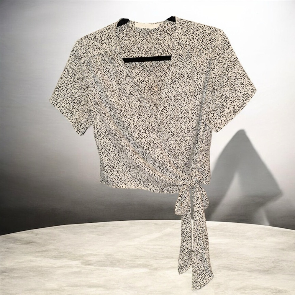 LUSH‎ Ranya Faux Wrap Cropped Blouse with a black and white all-over print. sz s